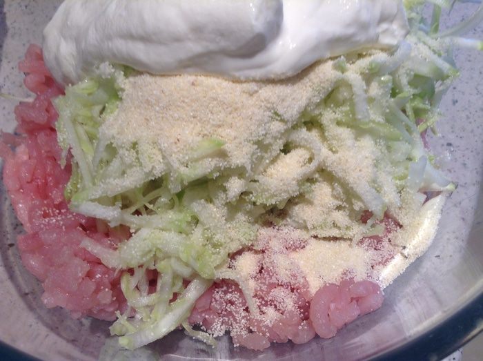 Котлеты из индейки и кабачка