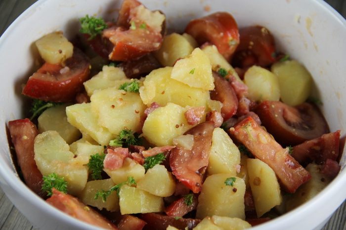 Салат с картофелем и помидорами по-деревенски