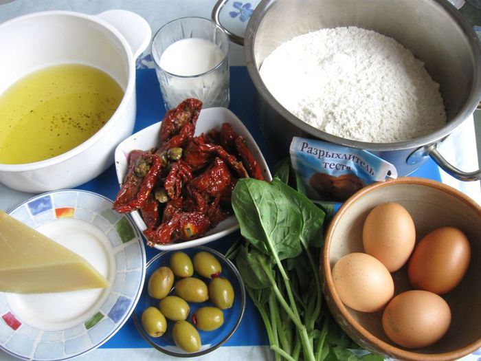 Кекс закусочный с вялеными помидорами, оливками и шпинатом