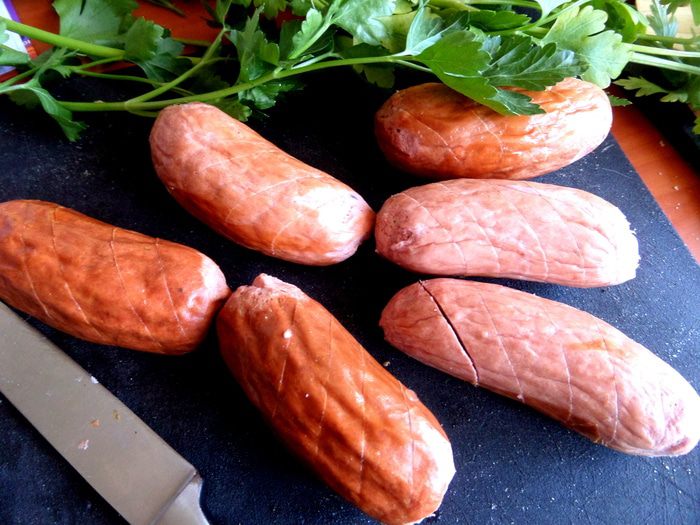 Баварские колбаски с итальянской пастой под сырным штрейзелем