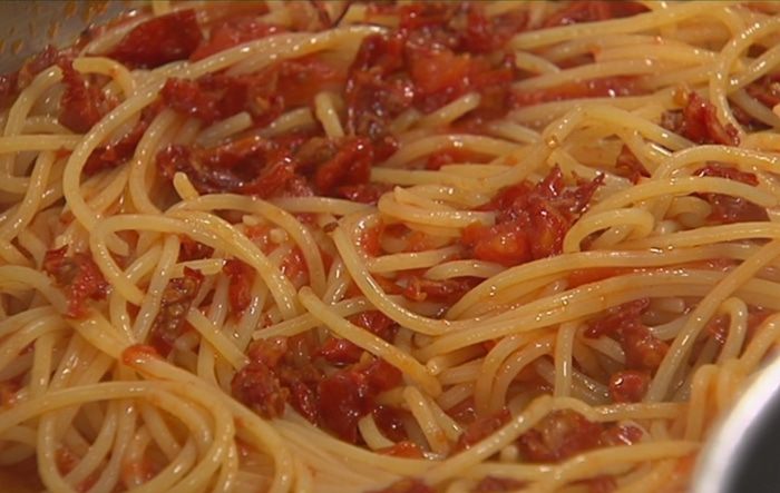 Спагетти с помидорами и беконом