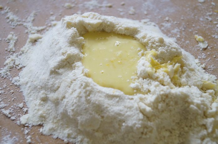 Лимонный тарт со швейцарской меренгой и лимонными чипсами