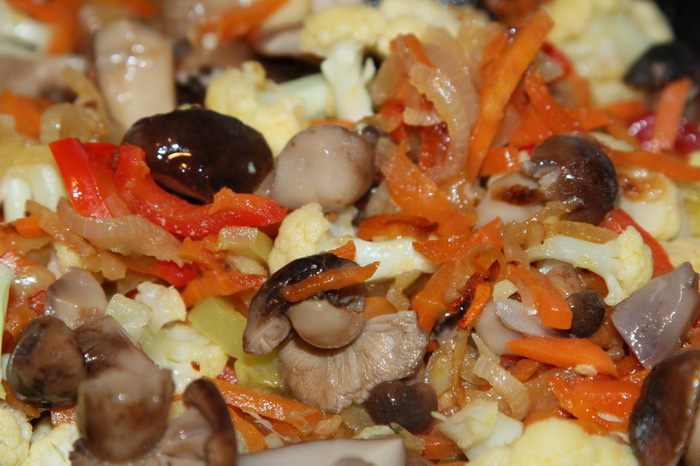 Овощной суп с белково-кунжутным омлетом