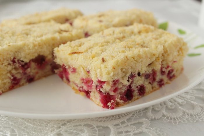 Кекс с брусникой и лимонным штрейзелем