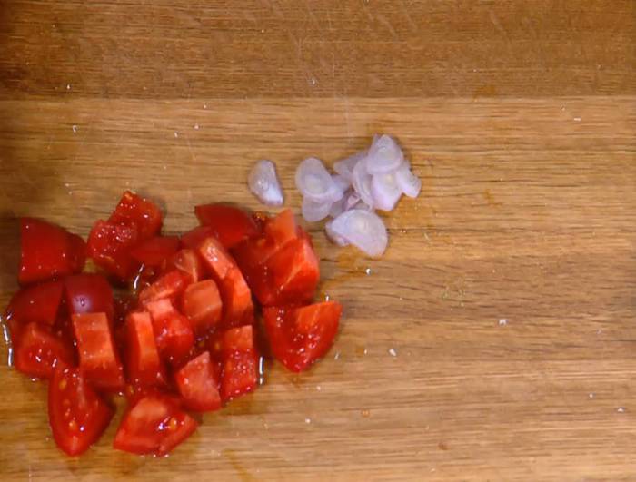 Яйца, запеченные в гренках, с соусом из авокадо 