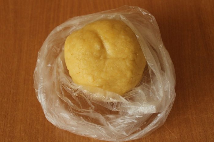 Галета с козьим сыром, запеченным чесноком, томатами и кукурузой