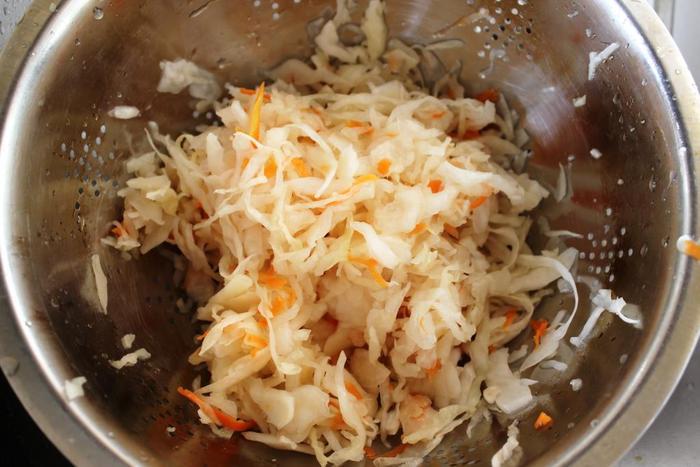 Манный пирог с квашеной капустой