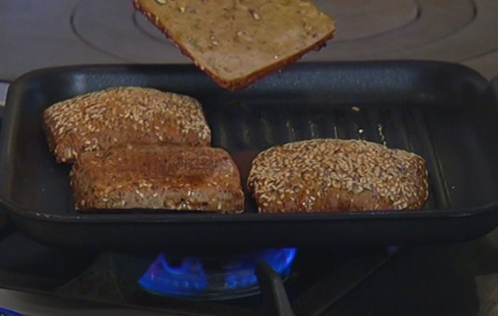 Бургеры с котлетками из тунца и авокадо 