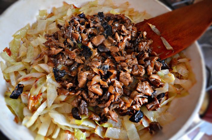 Закусочный блинный пирог с грибами и капустой