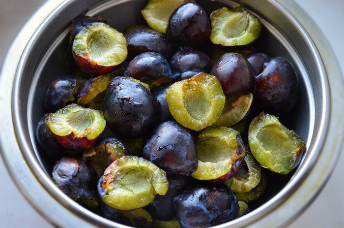 Сливовое варенье с бананом и грецкими орехами