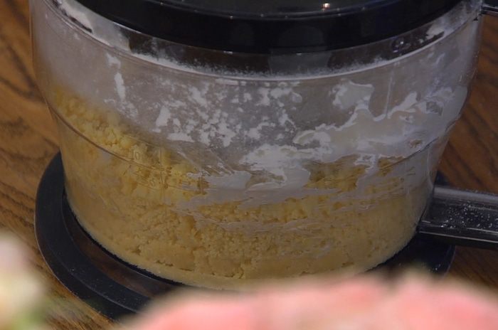 Пирог со шпинатом, изюмом и соусом песто 