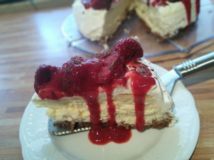 Кремовый чизкейк с клубничным соусом