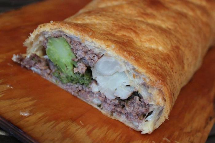 Рулет с мясным фаршем и овощами