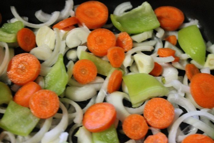 Курица на овощной подушке