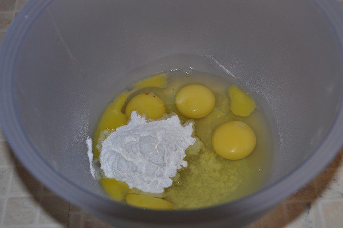 Шоколадный торт с кофейным кремом и хрустящими конфетками 