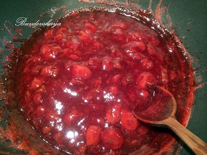 Клубничный джем с базиликом и кедровыми орешками