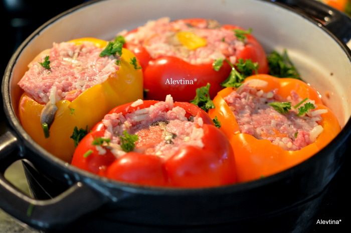 Фаршированные сладкие перцы с грибами и фаршем