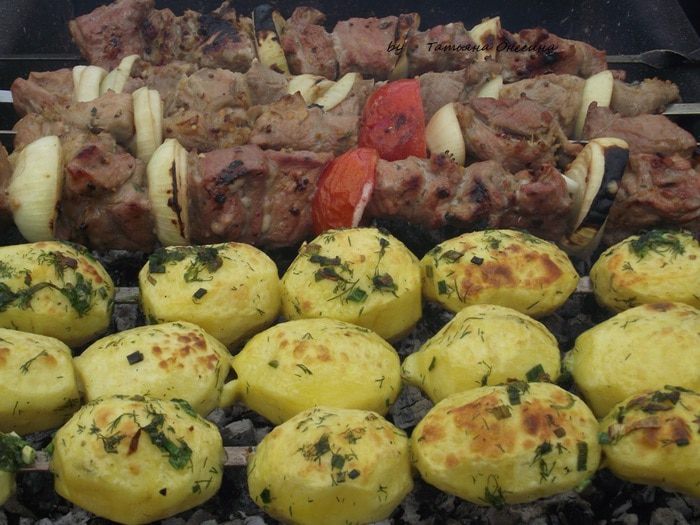 Молодой картофель в маринаде на мангале