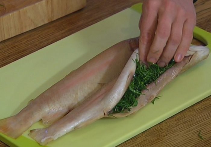 Форель, запеченная с лимоном и зеленью