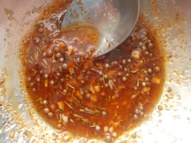 Маринованная сельдь с пряностями