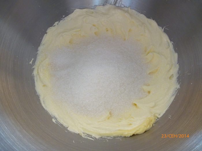 Шоколадный пирог со сливами и штрейзелем