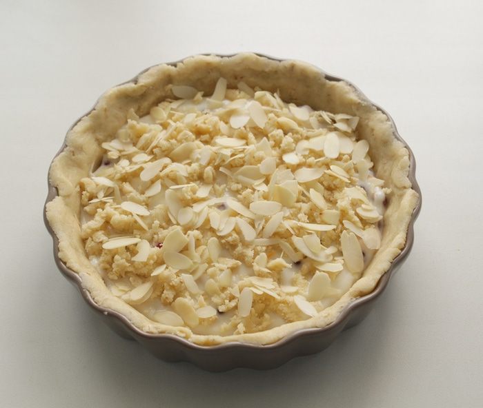 Тарт с рикоттой и брусникой