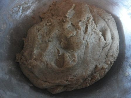 Фасолевый паштет и салат с тунцом на ржаной лепешке