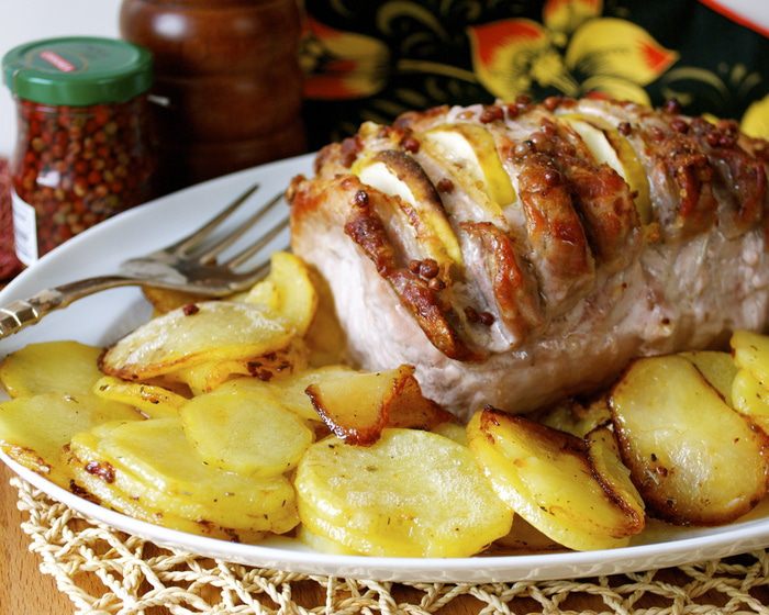 Свинина, запеченная с яблоками