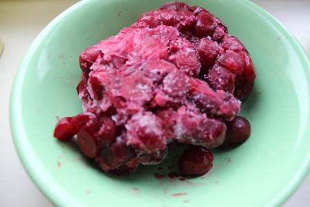 Нежное песочное пирожное с вишней и фундуком 