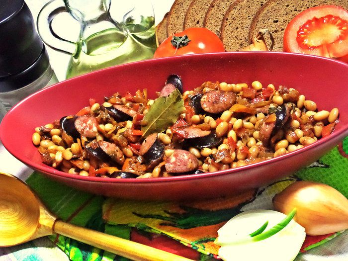 Фасоль с овощами и колбасками