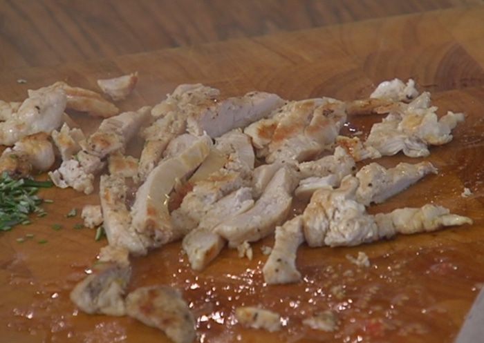 Теплый салат с курицей, макаронами и сладким перцем 