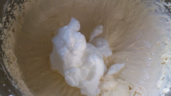 Бисквитные квадратики с черешней