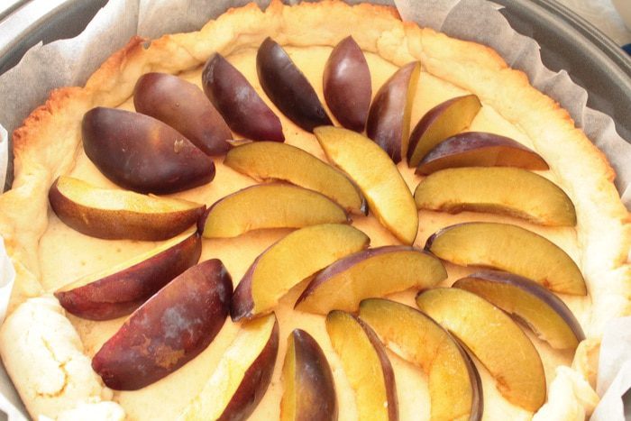 Сливовый пирог с шоколадным пудингом