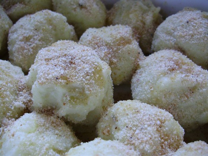 Картофельные галушки с маслом и сухарями