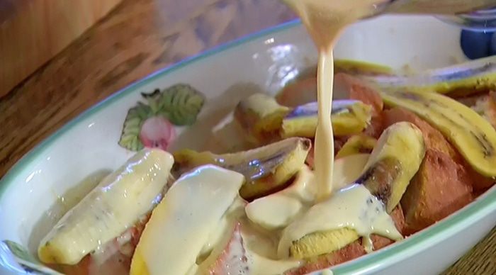 Французские гренки с бананами и карамельным соусом 