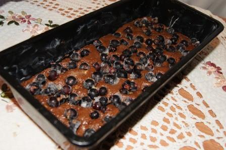 Шоколадно-гречишный кекс с черной смородиной и грецким орехом