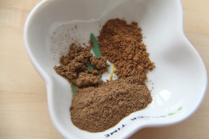 Миндальный тарт с черной смородиной