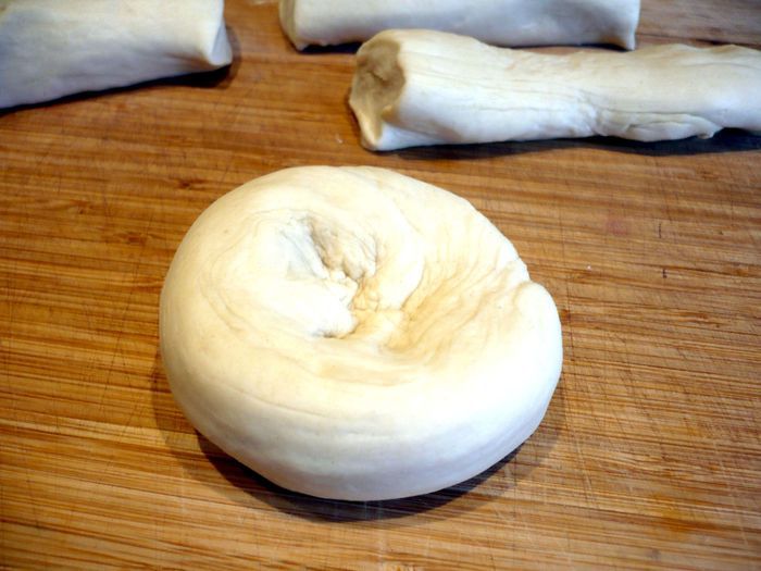 Индийская лепешка с куриной колбаской и овощами