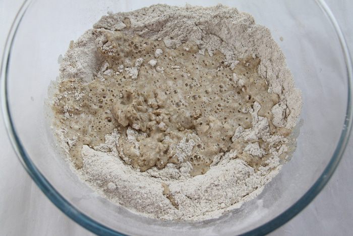 Домашний хлеб с сушеными грибами и жареным луком