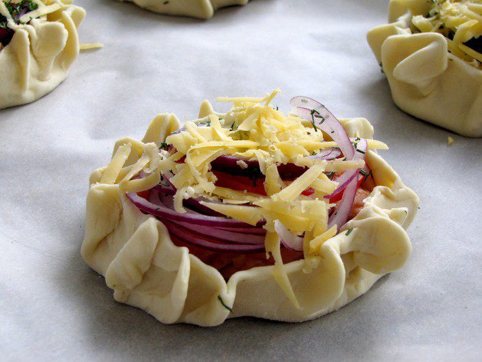 Форель с овощами в тесте