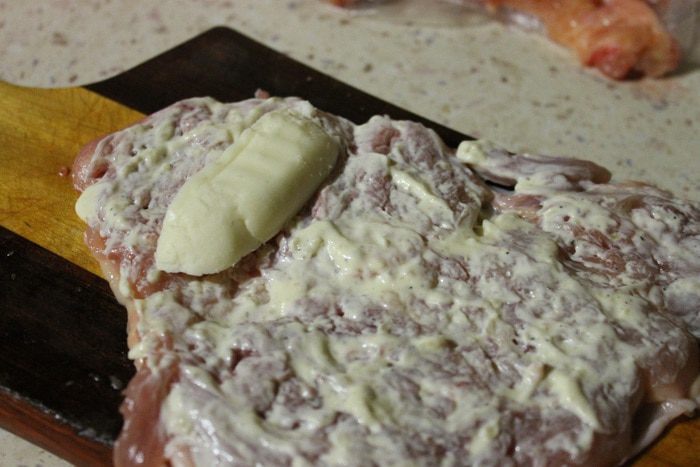 Куриный рулет в слоеном тесте