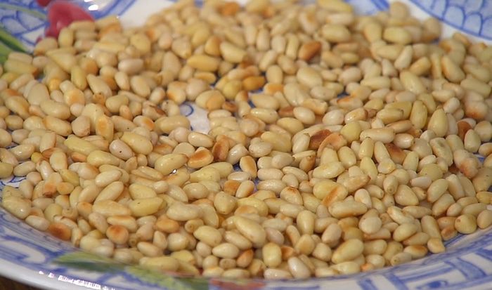 Пирог со шпинатом, изюмом и соусом песто 