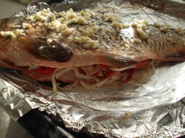 Карп с овощами и чесночным маслом