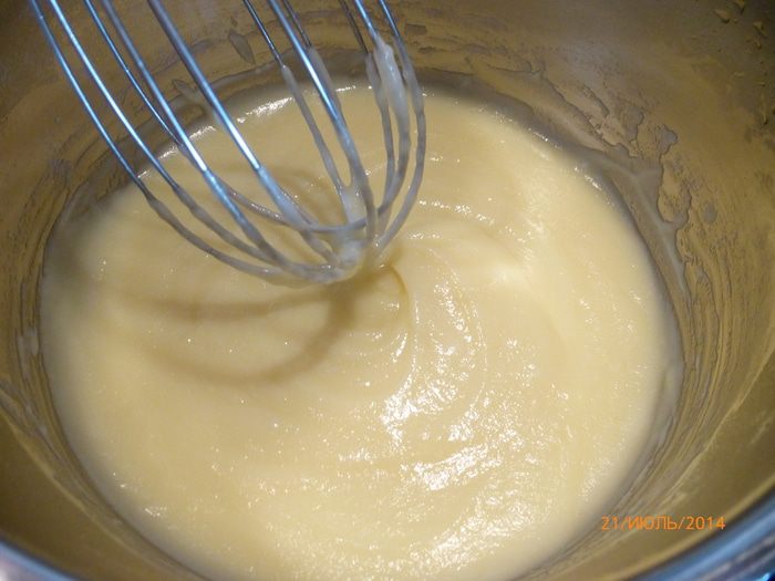 Тарт с малиной, заварным кремом и шоколадной прослойкой