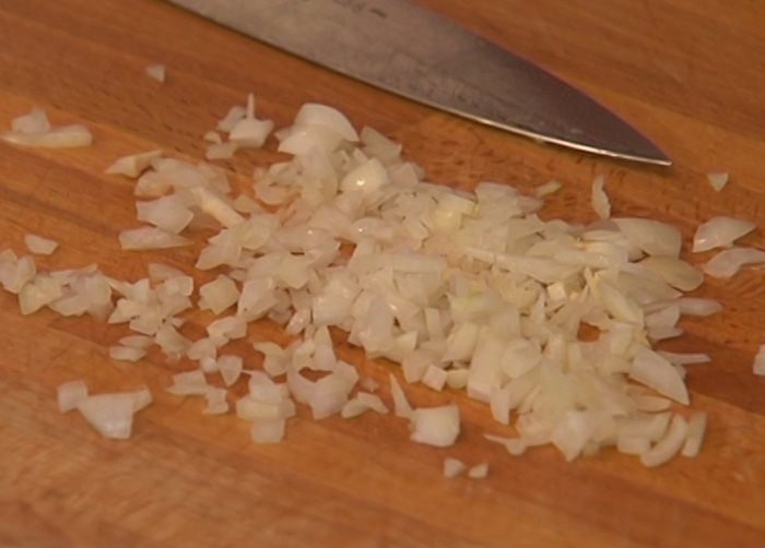 Яичница-болтунья с помидорами и базиликом 