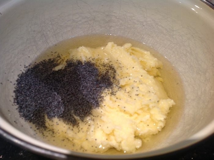 Сливовый пирог с маком и специями