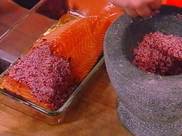 Лосось, засоленный в листьях чая каркаде