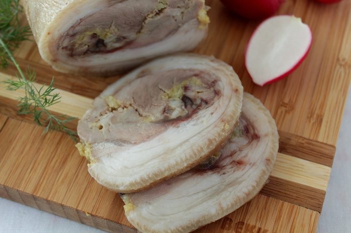 Рулет из свиной рульки с дижонской горчицей