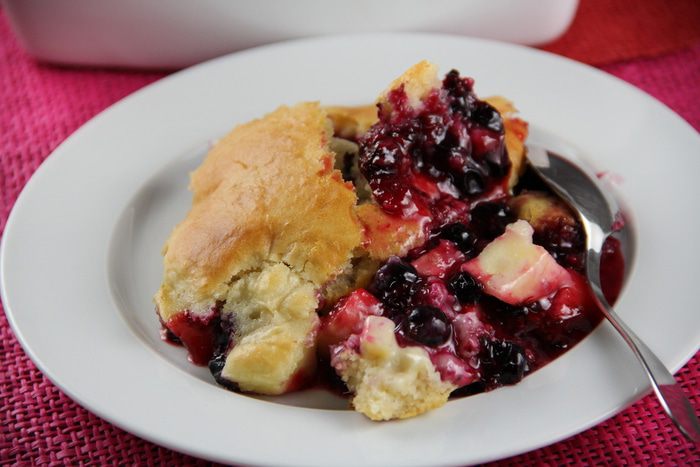 Кобблер с яблоками и черной смородиной