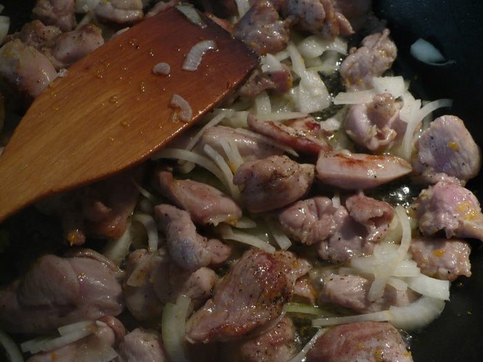 Индейка с грибами в сметане